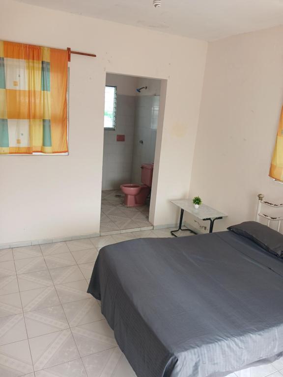 une chambre avec un lit et une salle de bain avec WC dans l'établissement Alojmiento centrico y cerca de la playa, à Veracruz