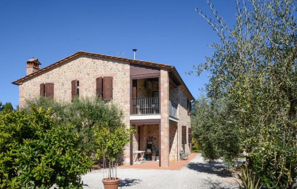 - une vue extérieure sur une maison en pierre avec des arbres dans l'établissement 1 Bedroom Nice Apartment In Casole D'elsa, à Pieve a Scuola