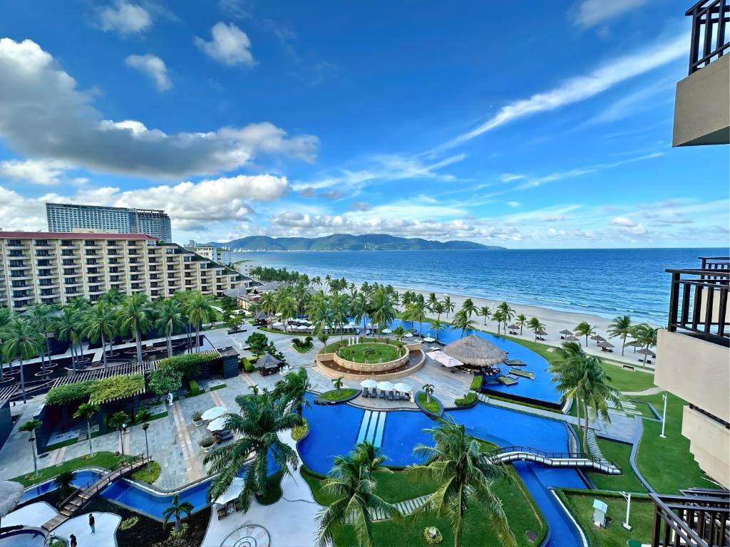 Premier Ocean View Twin Room with Balcony and Bathtub