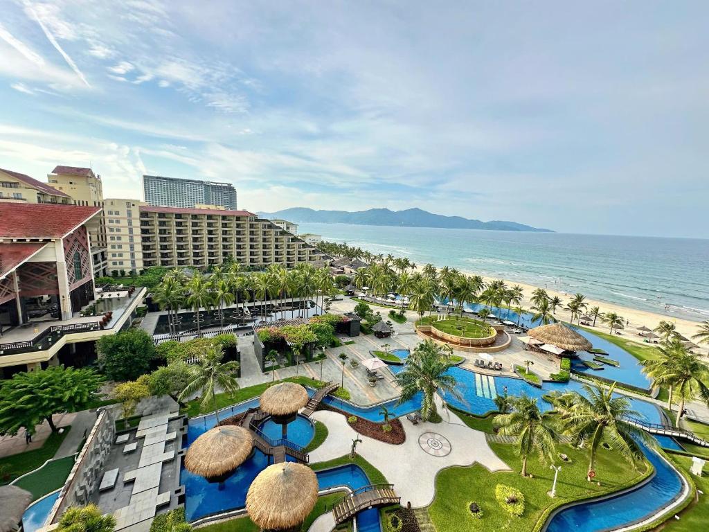 Premier Ocean View Twin Room with Balcony and Bathtub