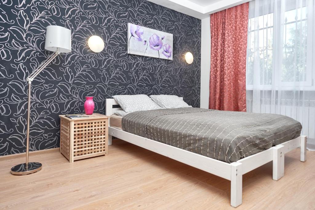 um quarto com uma cama e uma parede em preto e branco em Hotel Elle em São Petersburgo