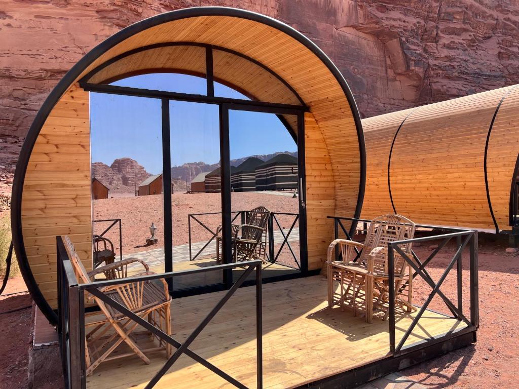 ワディ・ラムにあるWadi Rum Quiet Village Campの砂漠のドームテント