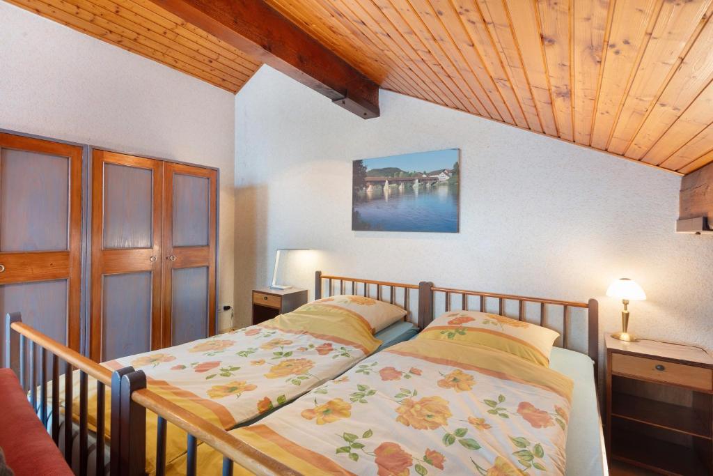 Un dormitorio con una cama y un techo de madera. en Haus Koch, en Bad Säckingen