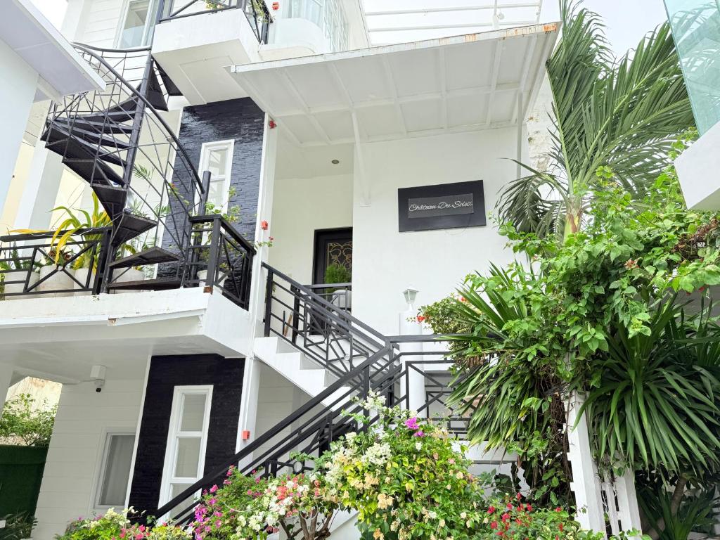 una escalera en un edificio con plantas en Chateau Du Soleil, en San Vicente