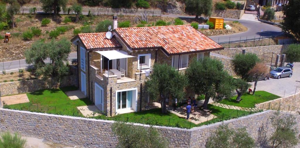una piccola casa in cima a un muro di pietra di Aurivu a Vallebona