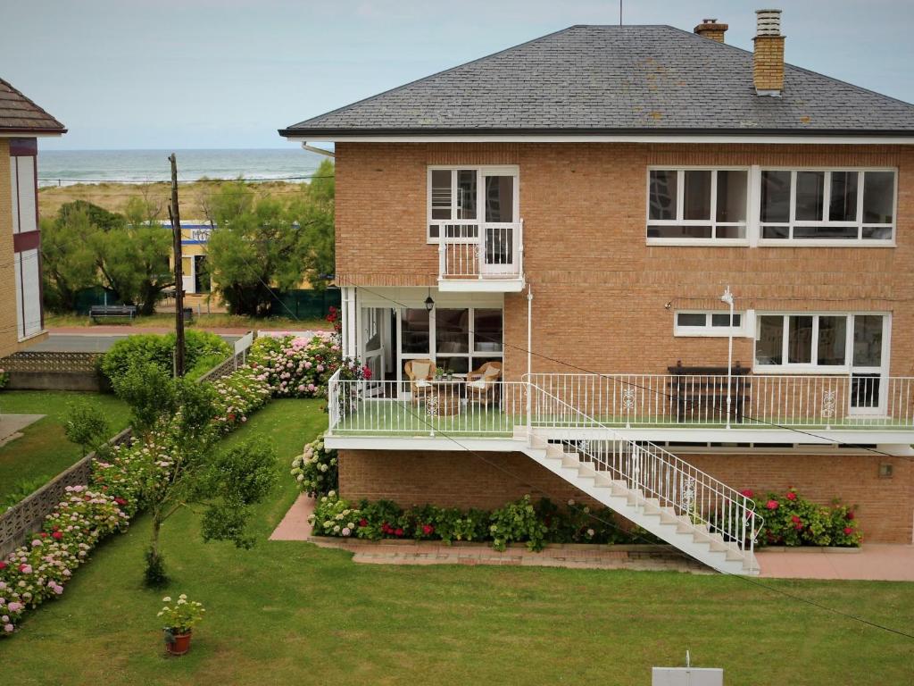 Zahrada ubytování Amplia y cómoda casa en la playa de Berria