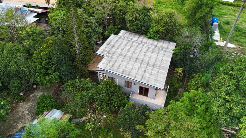 una vista aérea de una casa blanca en el bosque en The Green Horizon Villa Chaweng Hill, en Koh Samui 