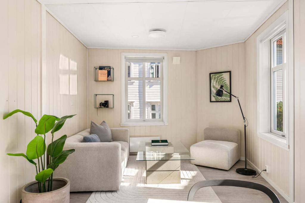 ein Wohnzimmer mit Sofa und Tisch in der Unterkunft Charming Townhouse - Walk Everywhere! in Bergen