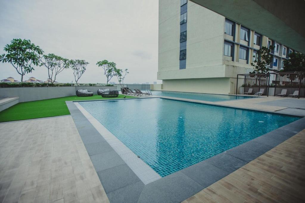 ein Schwimmbad vor einem Gebäude in der Unterkunft Paradigm Residence 4pax TV Box NO Washer Dryer in Johor Bahru