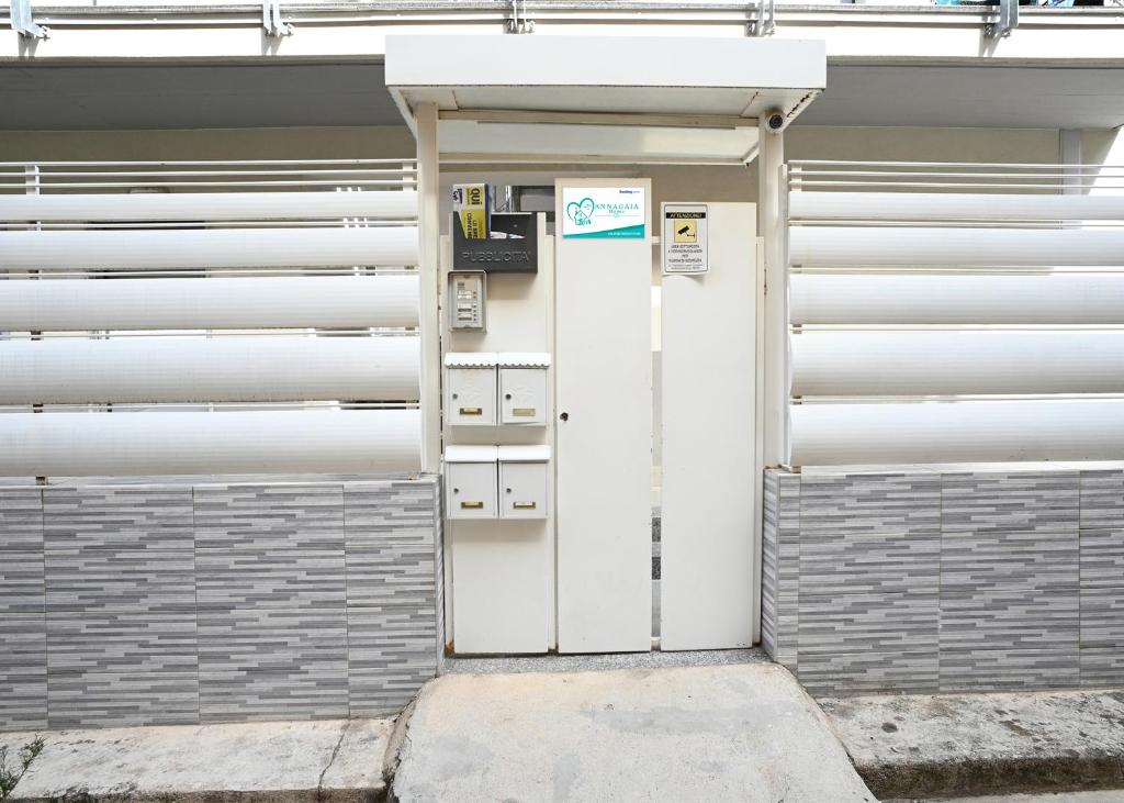 a building with a white door and a wall at Annagaia Home in Bellizzi