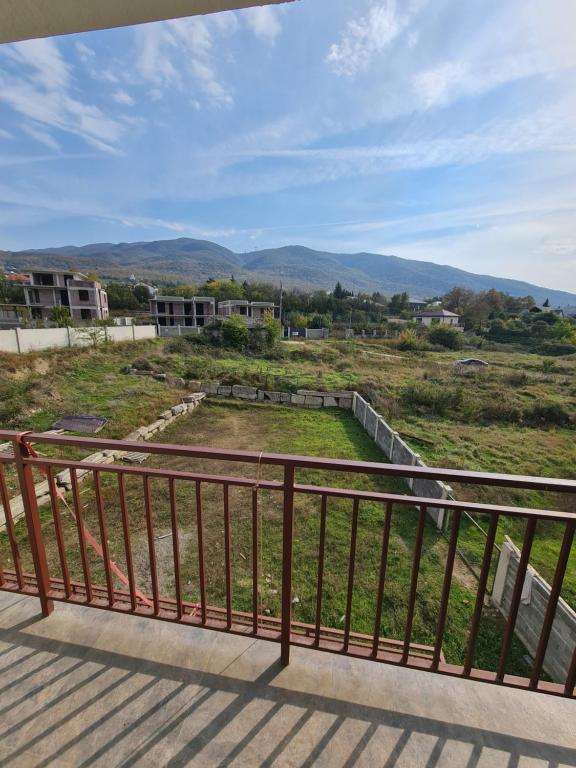 Saguramoにあるalexis saguramoの野原と山々の景色を望むバルコニー