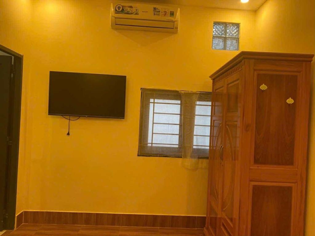 Μια τηλεόραση ή/και κέντρο ψυχαγωγίας στο Tina Bungalow