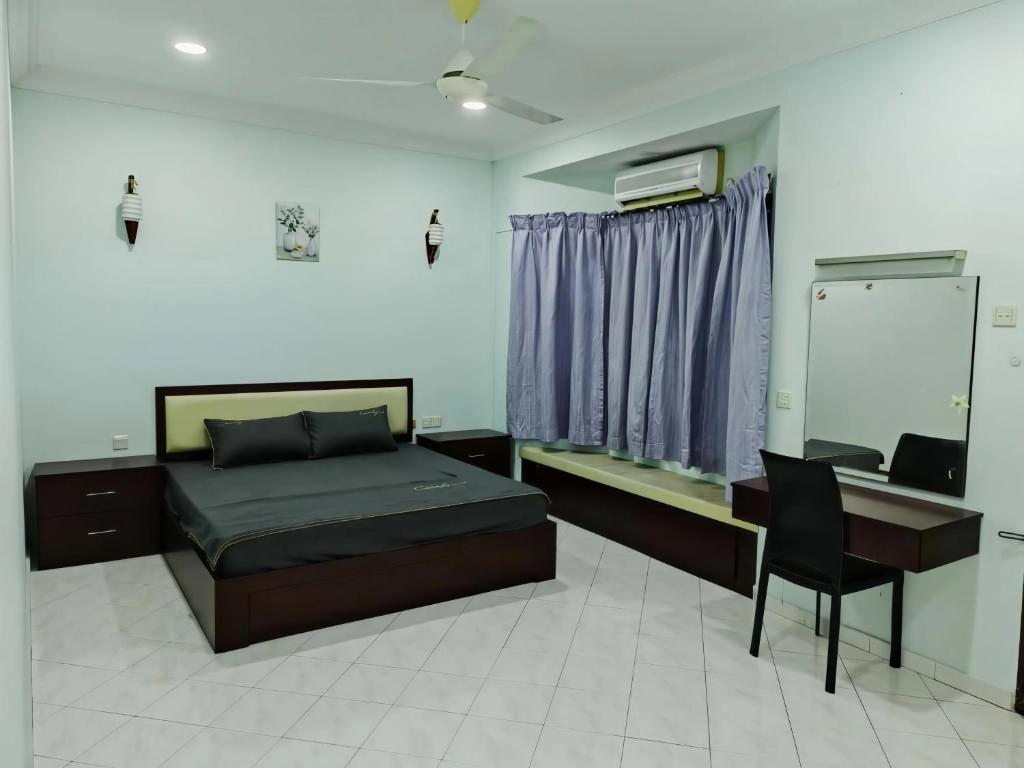 a bedroom with a bed and a desk and a chair at Be Stay Ipoh with parking - 14pax, 5Rooms in Ipoh