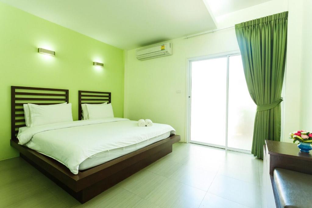 Tempat tidur dalam kamar di S Hotel Kanchanaburi