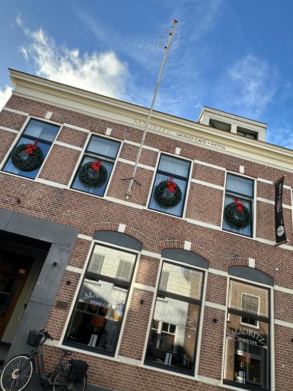 威廉斯塔德Hotel Mauritz的窗户上挂着花环的砖砌建筑