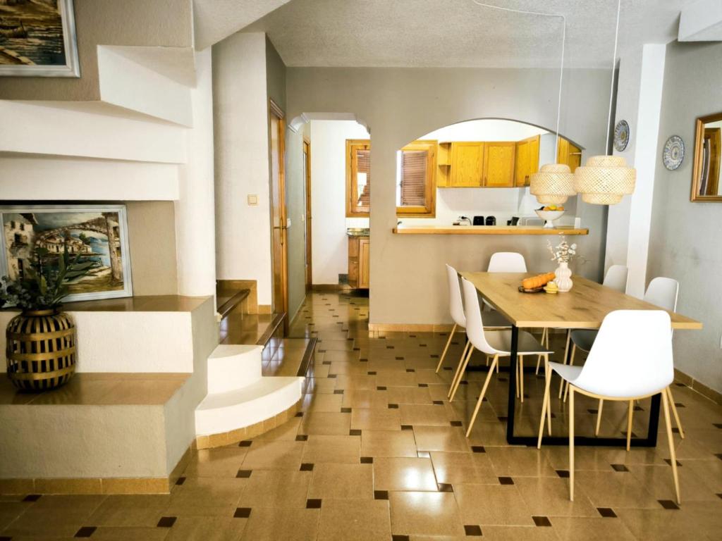 a kitchen and dining room with a table and chairs at Cabo Roig Cristalmar in Cabo Roig