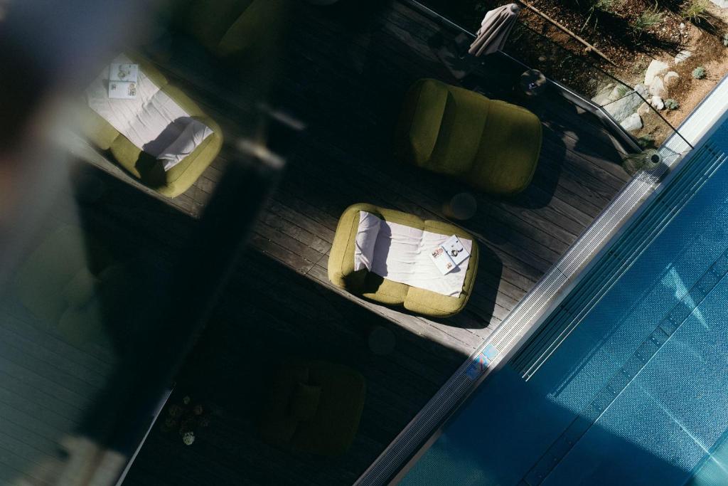 an overhead view of a swimming pool with two cars at Boutique Aparthotel Chalets Coburg in Schladming