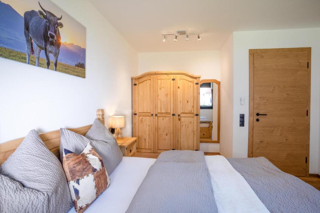 een slaapkamer met een bed en een houten kast bij Bichler's Alpennest in Maurach
