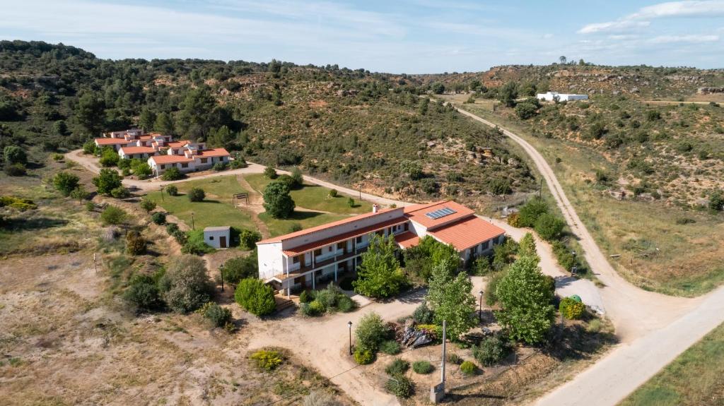 eine Luftansicht eines Gebäudes auf einem Hügel in der Unterkunft El Moral Centro de Turismo Rural in Valdecañas