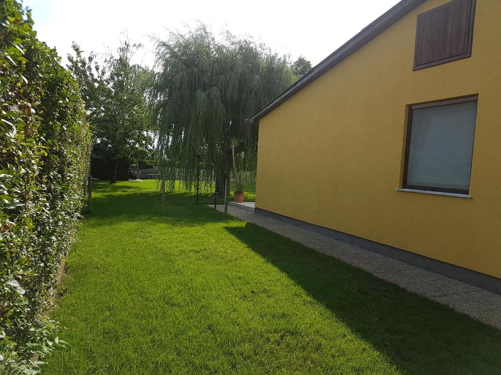 A garden outside Ferienhaus Christian