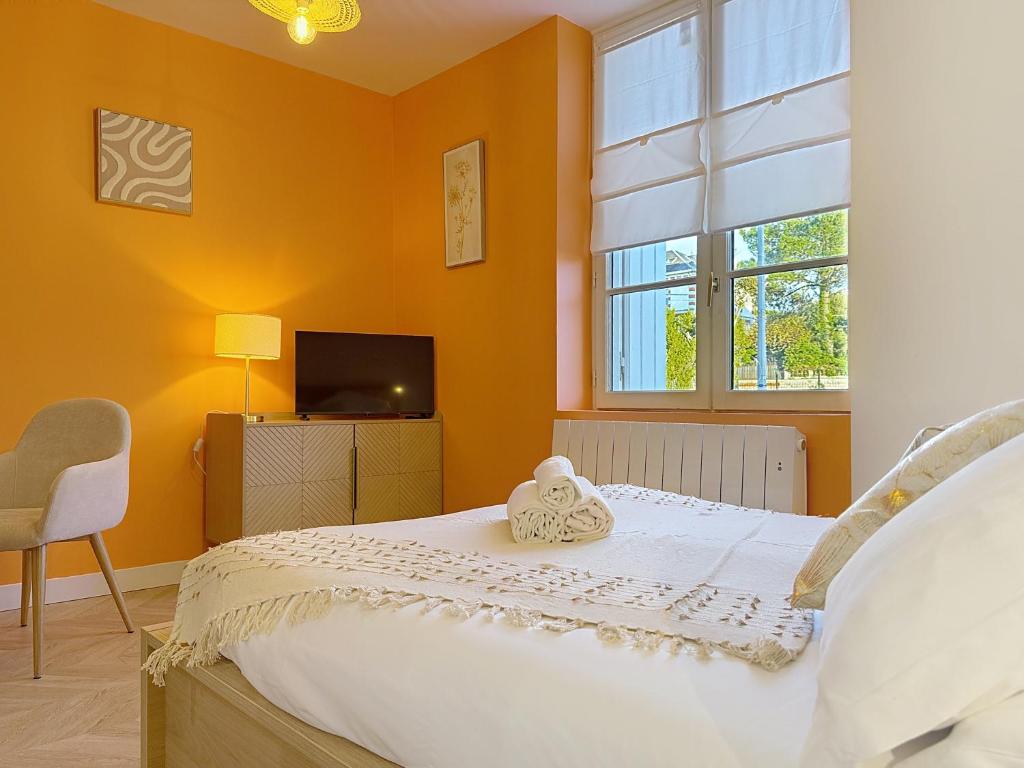 a bedroom with a bed and a window at Teeny Ponta Plage in Royan