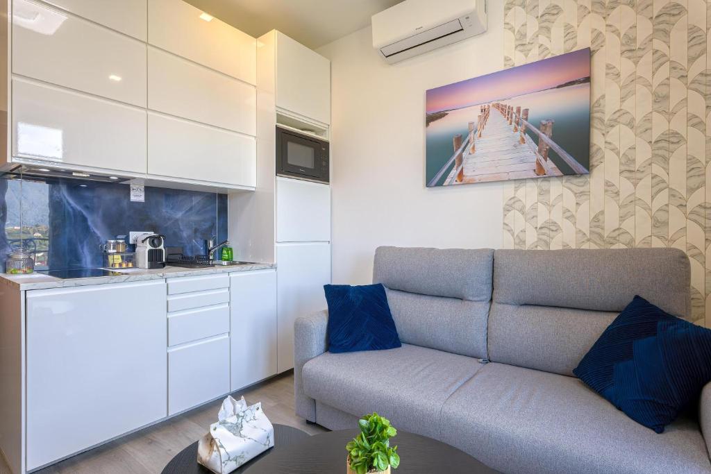 a living room with a couch and a kitchen at Aix-Riviera - 30min d'Annecy in Aix-les-Bains
