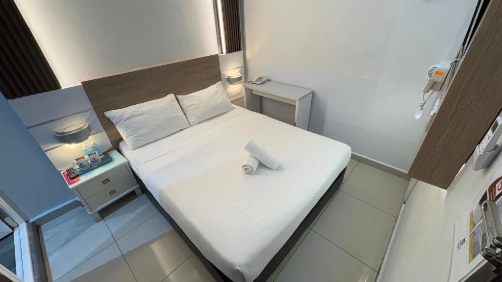 a small room with a white bed in it at Best View Hotel Bandar Sunway # Near Sunway Medical-Pyramid-Lagoon in Petaling Jaya