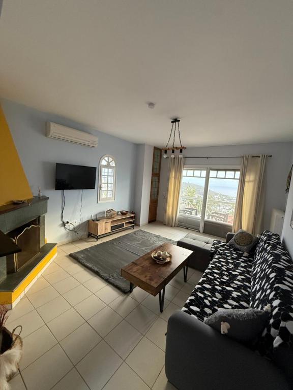 Et tv og/eller underholdning på Eleni's Seaview House