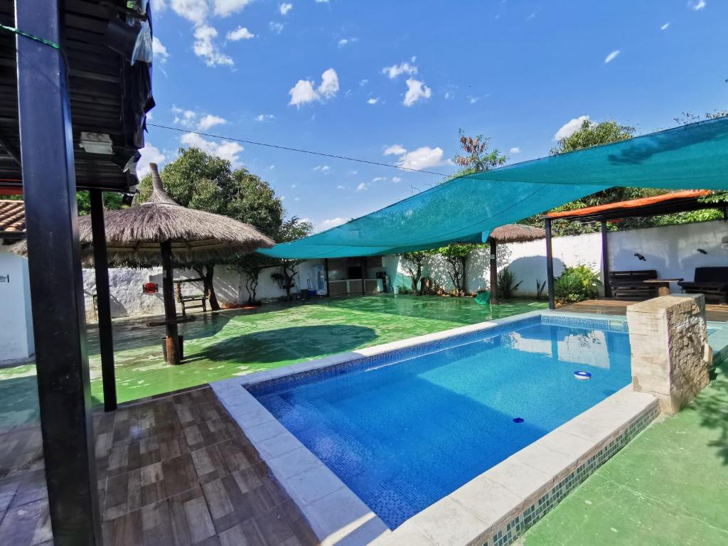 Piscina de la sau aproape de Casa mono ambiente y piscina.