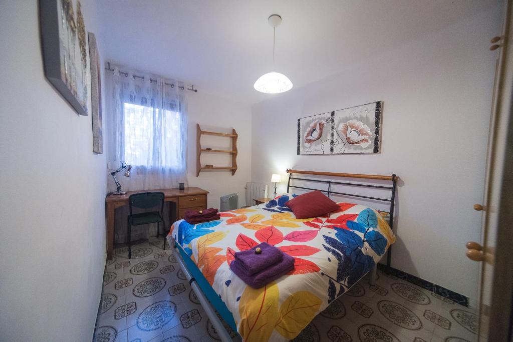 une chambre avec un lit avec un oreiller pour chat dessus dans l'établissement Comodo y luminoso en Cornella -Barcelona-, à Cornellà de Llobregat