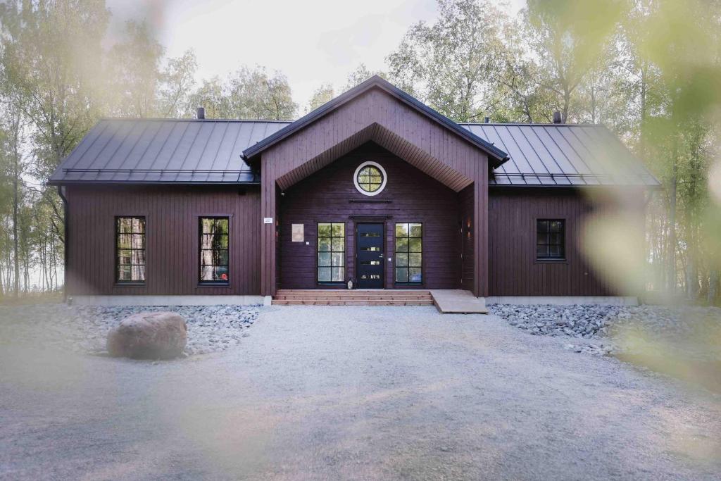 una piccola casa marrone di Iisland Aava a Ii