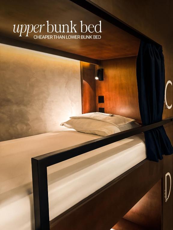 马尼拉Yamato Hostel的客房内的双层床上铺