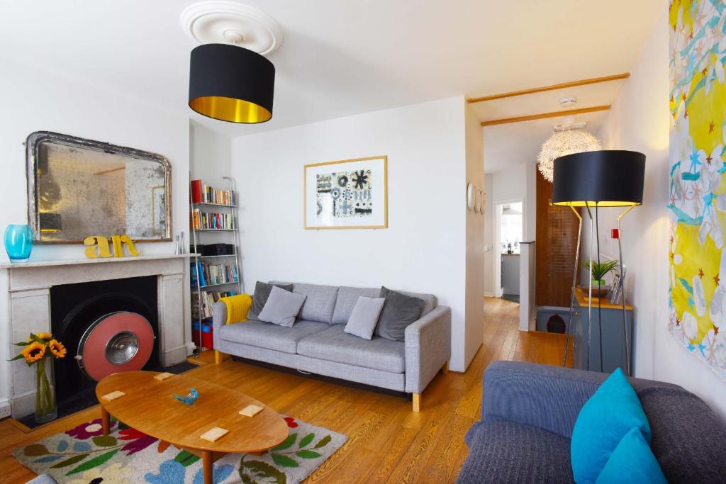 een woonkamer met een bank en een tafel bij Style Meets Soul - Famous Art House Close To Centre - Free Parking in Canterbury