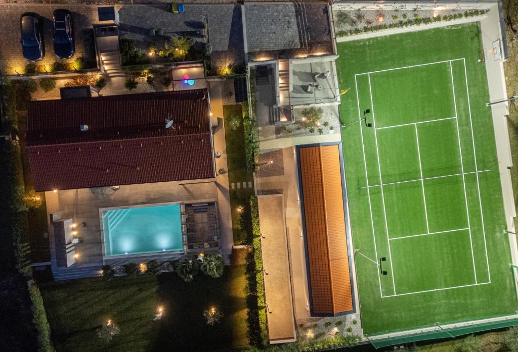 - une vue sur un court de tennis et un court de tennis dans l'établissement Villa Carlotta, à Vižinada