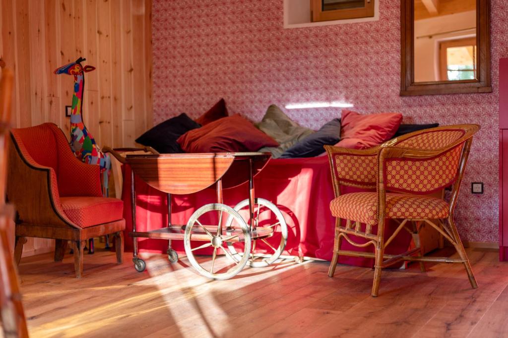 a room with a bed and a cart and chairs at Wohnung FRIEDRICH in Soprabolzano