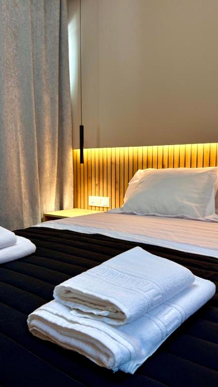 two beds with towels on them in a bedroom at Hotel Wayteko San Antón in Alicante