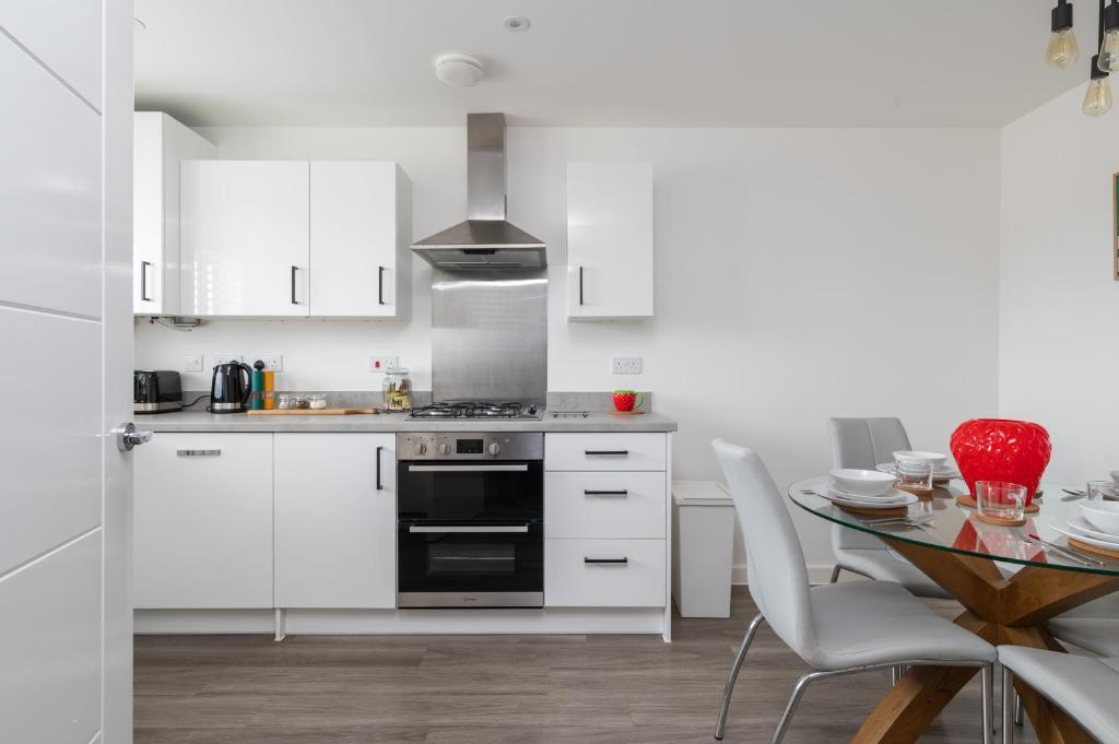 Kuchyň nebo kuchyňský kout v ubytování Spacious 4BR House EV Parking Near Centre MK