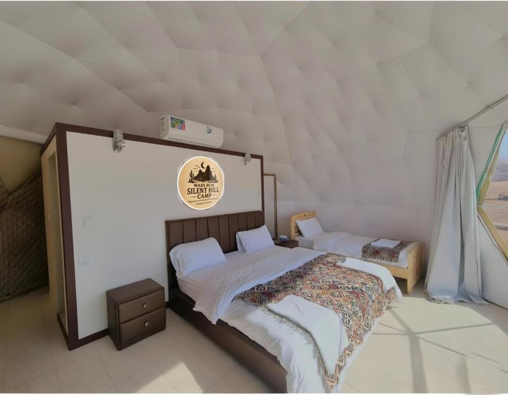 Ένα ή περισσότερα κρεβάτια σε δωμάτιο στο Wadi rum silent hill camp