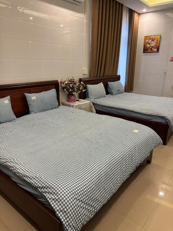 two beds in a room with at Ju Mông Hostel in Ha Giang