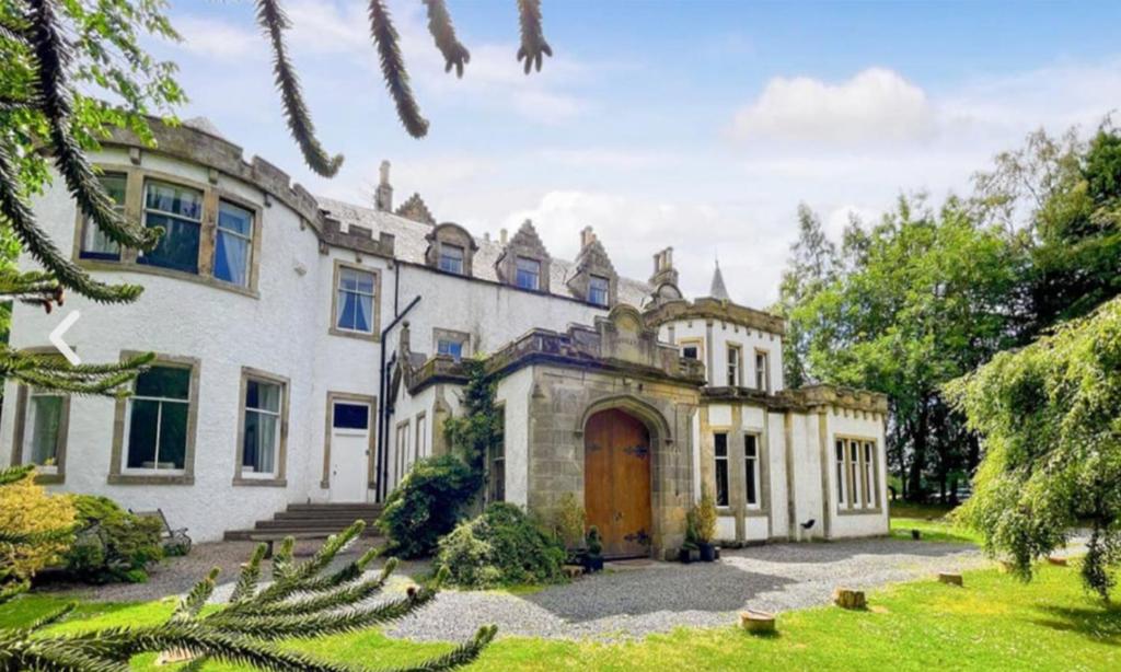 ゴアブリッジにあるHarvieston Estate Roomsの庭に扉のある古家