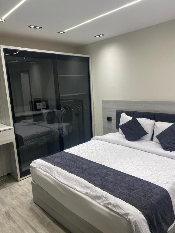 Ένα ή περισσότερα κρεβάτια σε δωμάτιο στο Zm apartment shehab Vib