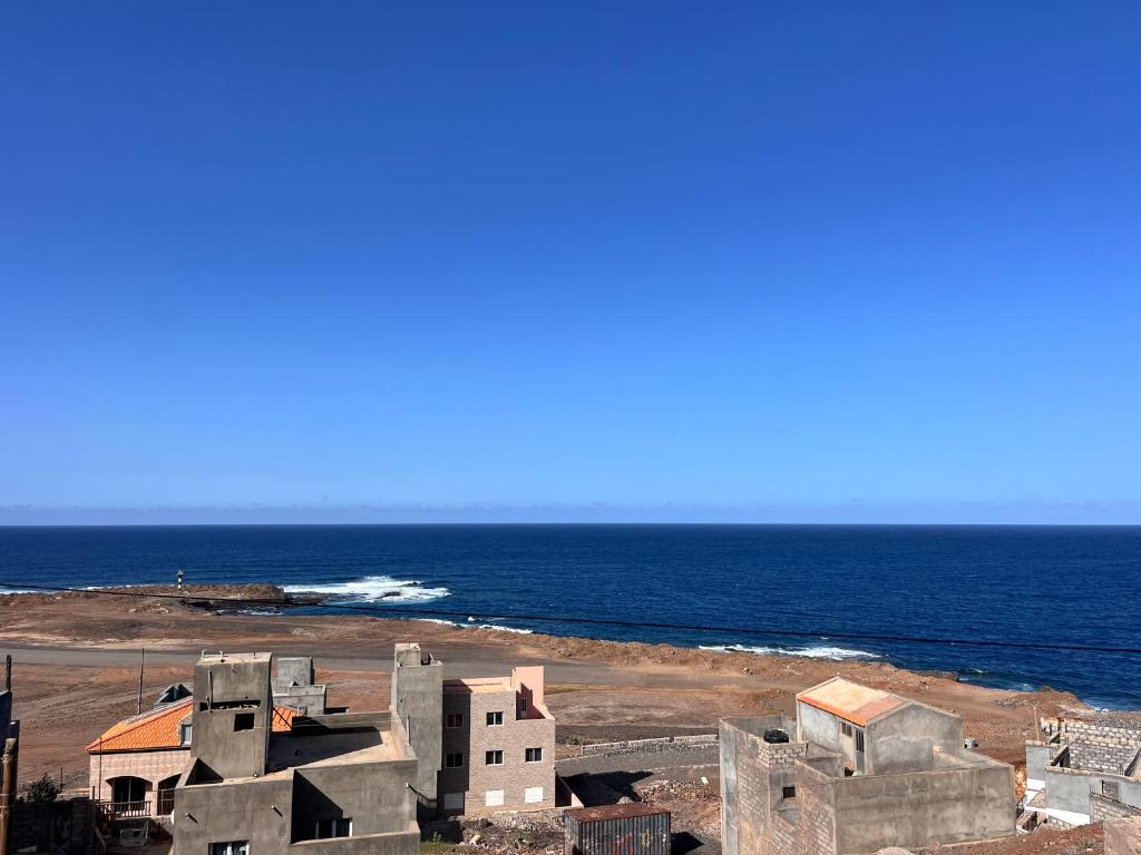 ポンタ・ド・ソルにあるCasa BB&Djassi - SUITESの海辺の海岸の建物群