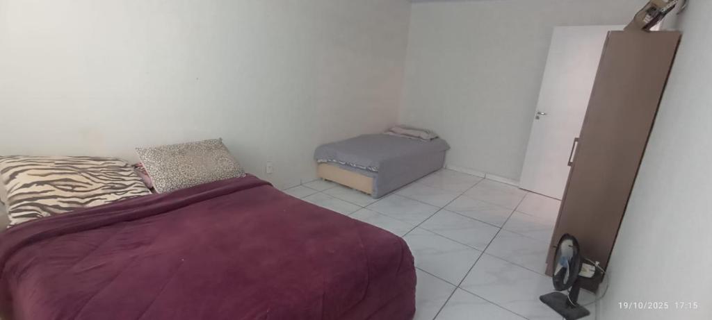 una camera da letto con un letto e un pouf di Casa da edi a Piçarras