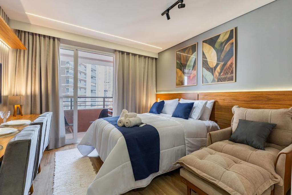 a hotel room with a bed and a couch at Studio Conforto a 15Min da USP e perto do mêtro butantã in São Paulo