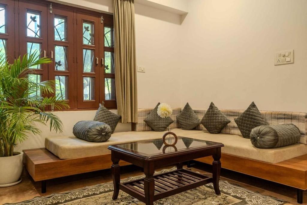 un salon avec un canapé et une table basse dans l'établissement Villa medona- A peaceful stay, à Thūr