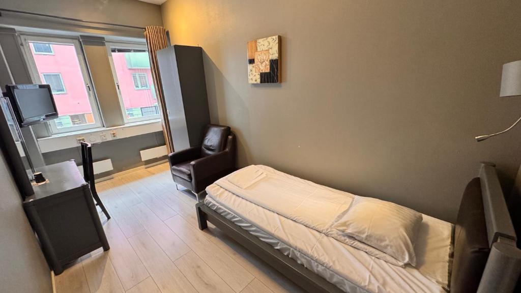 
Single Room with Shared Bathroom - Annex
