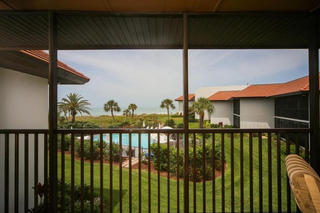 balcone con vista sulla piscina e sulle palme di Breathtaking beach views await from this 2BR 2nd floor condo on Longboat Key The Beach Fact Oar a Longboat Key