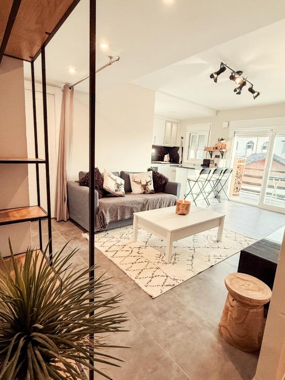 a living room with a couch and a table at APARTAMENTO PRECIOSO SOL Y SIERRA in Sierra Nevada