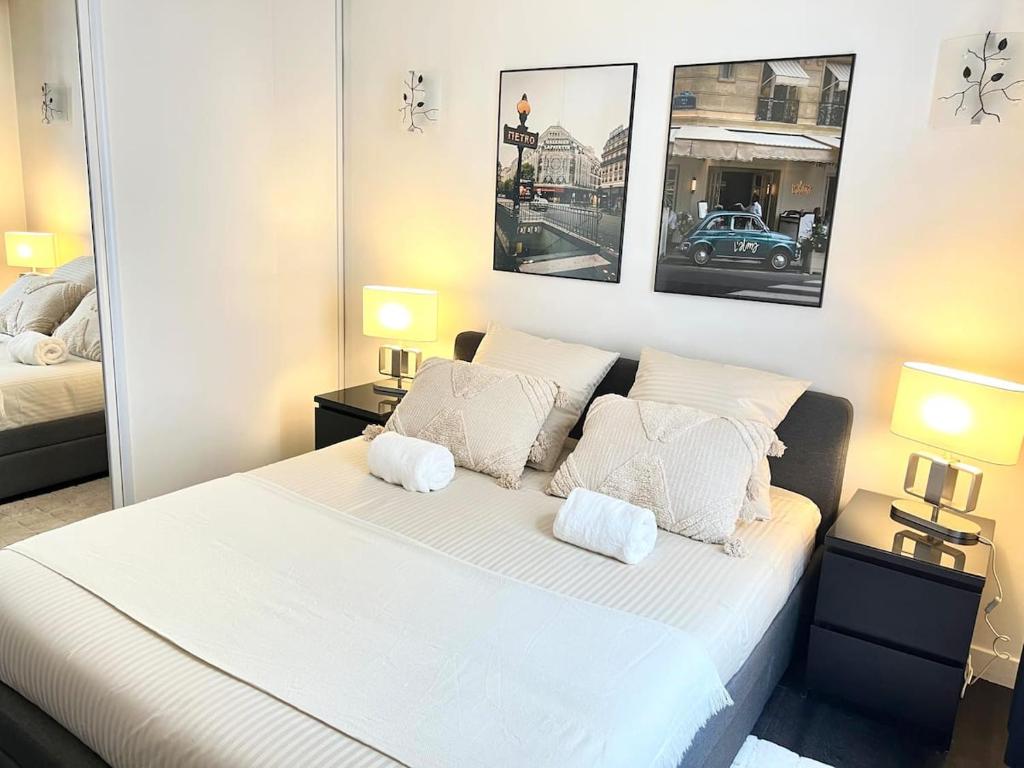 a bedroom with a large white bed with two pillows at Superbe 4pers - Saint-mandé, 200m Paris in Saint-Mandé
