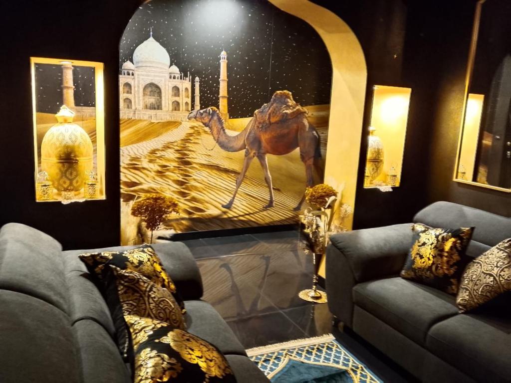 un salon avec un tableau de chameau au mur dans l'établissement SAHARA chic, à Reggio de Calabre